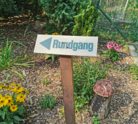 Auf zu neuen Wegen: Schildübergabe für Rundgang & Fotowand