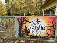 Brána zoo s cedulí Šťastný Halloween